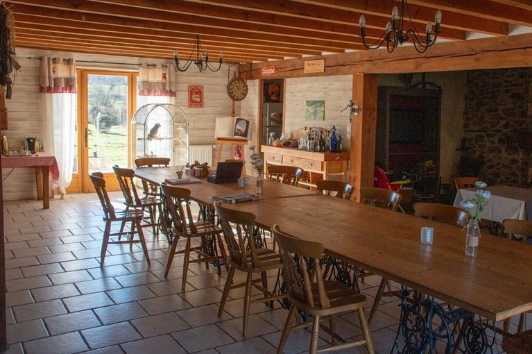 Salle à manger, espace détente, jeux, TV, cheminée