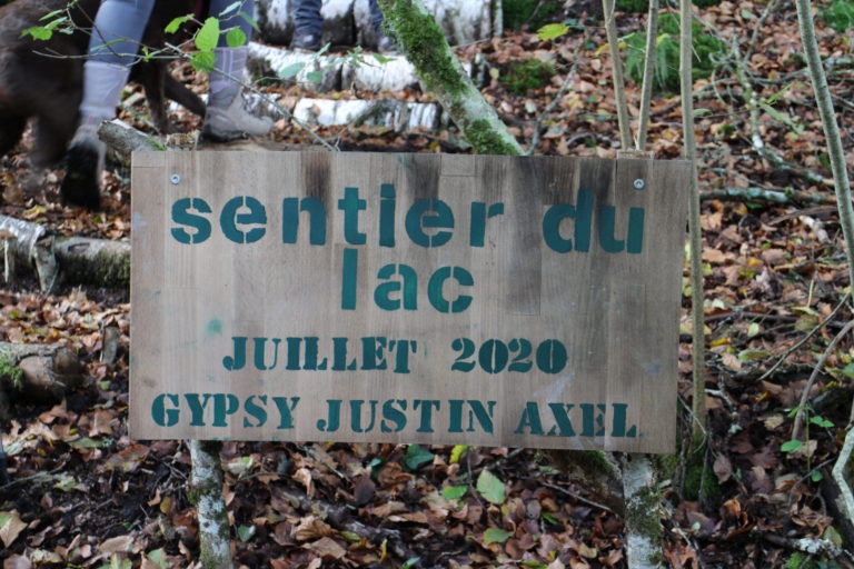 Panneau sentier du lac